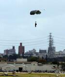 米軍、嘉手納で降下訓練