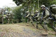 自衛隊「現状維持」が４９％