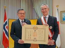 NATO前総長に叙勲伝達
