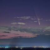 「『君の名は。』みたい」栃木県内で観測相次ぐ　紫金山・アトラス彗星、２０日頃まで「まだ見れる」