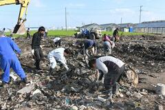 住民一丸、ごみの山撤去