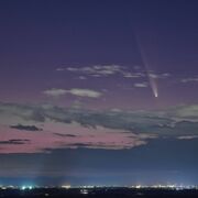 「紫金山・アトラス彗星」栃木県内で観測相次ぐ　「『君の名は。』みたい」金星との写真も