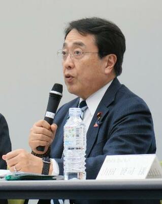 　東電ホールディングスの小早川智明社長らと意見交換する赤沢経産相＝２５日午前、新潟県の柏崎刈羽原発