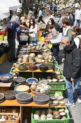 春の陶器市でずらりと並んだ陶器を品定めする買い物客ら＝４月29日