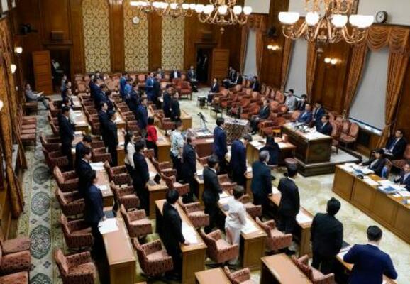 　ＳＮＳ対策に向けた法改正案を可決した衆院政治改革特別委＝２５日午後