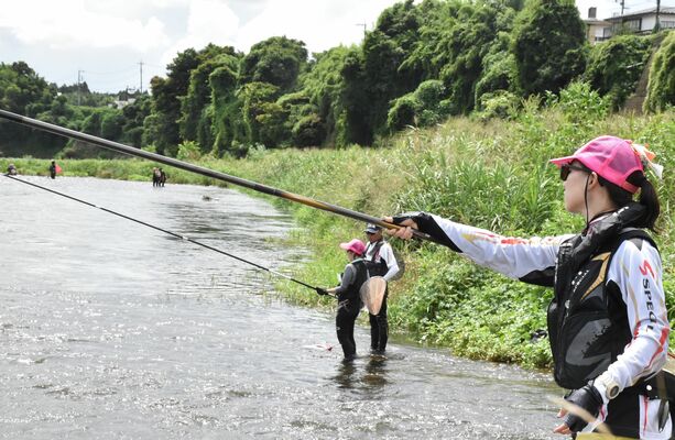 那珂川で開かれた女性を対象にしたアユ釣り大会