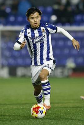 　エルデンセ戦の後半、攻め込むレアル・ソシエダードの久保＝エルダ（共同）