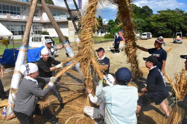 猛暑の中、大縄をもじる人たち