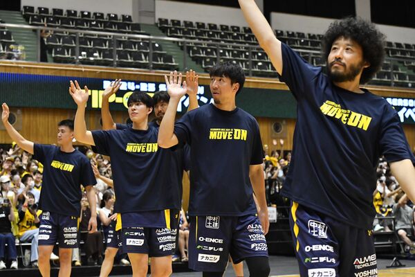 手を振ってファンの声援に応えるブレックスの選手たち