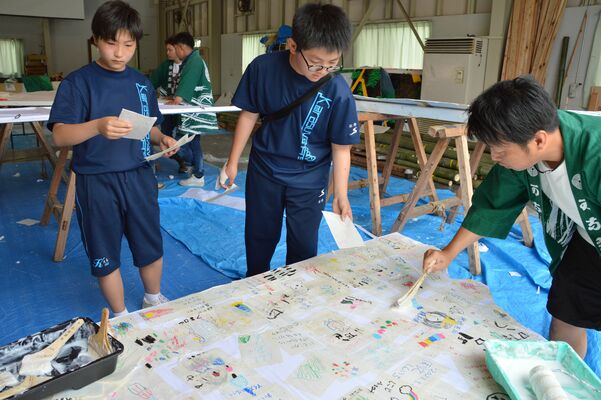 はりか山に和紙を貼り付ける子どもたち