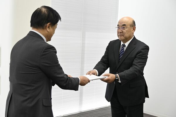 濱口教育長（左）に提言書を手渡す金井会長