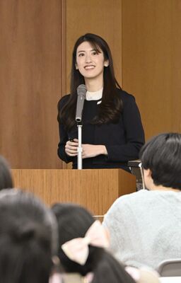 講演する杉本さん
