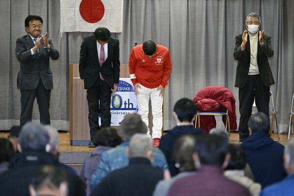 集会で支持者に頭を下げる立候補予定者(右から2人目)ら=24日午前、下野市内