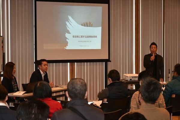 あいさつをする阿久津会長（右）