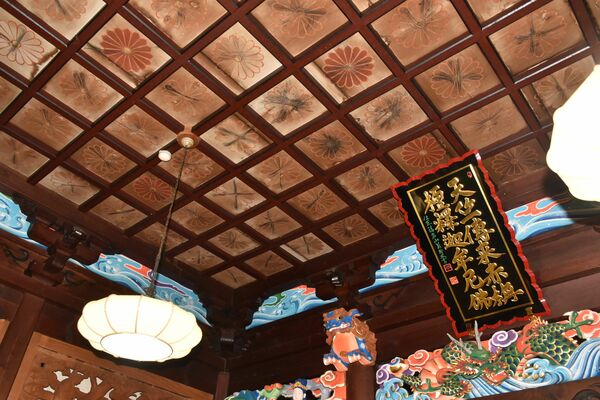 ×印が記された妙雲寺本堂の格天井