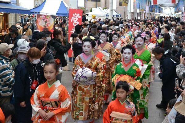 オリオン通りを歩く宮魁道中の一行