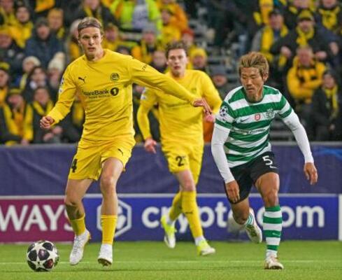 　ボデグリムト戦の後半、途中出場したスポルティングの守田（右）＝ボーデ（共同）