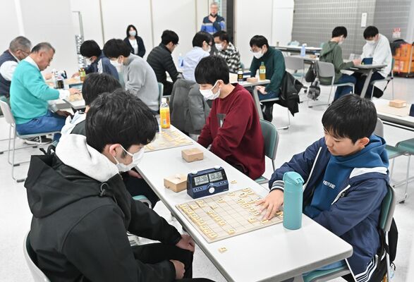 熱戦が繰り広げられた会場＝13日午前、鹿沼市下横町