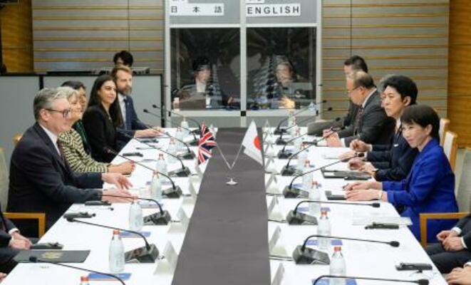 　会談する高市首相（右端）とスターマー英首相（左端）＝３１日夜、首相官邸