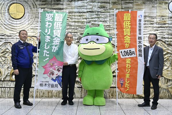 最低賃金改定をＰＲする栃木労働局の川口局長（中央）ら＝１日午後、下野新聞社