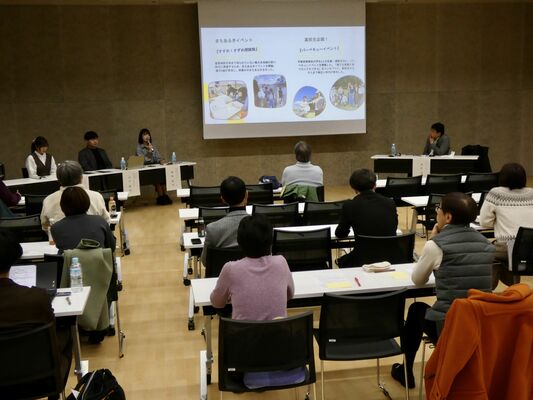 大学生と一般参加者が共創のあり方について意見を出し合った会場