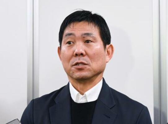 キャンプ候補地視察から帰国し、取材に応じる森保監督=12日、羽田空港