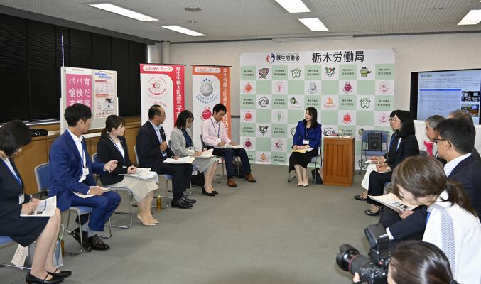 矢田補佐官（中央）と意見交換する県内の企業関係者ら＝19日午後、宇都宮市