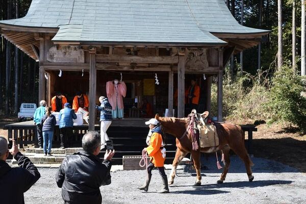 農耕馬や馬車馬を連れて参拝した当時の様子を再現し馬が本殿・拝殿を周回した