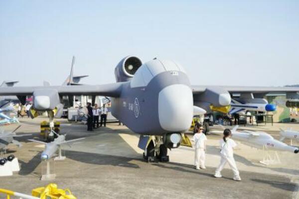 中国軍の大型無人機「九天」=2024年11月、中国広東省珠海市(共同)