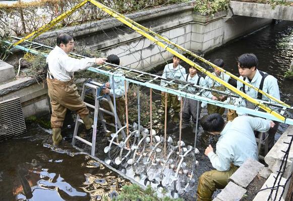 設置作業を行う宇都宮工業高の生徒