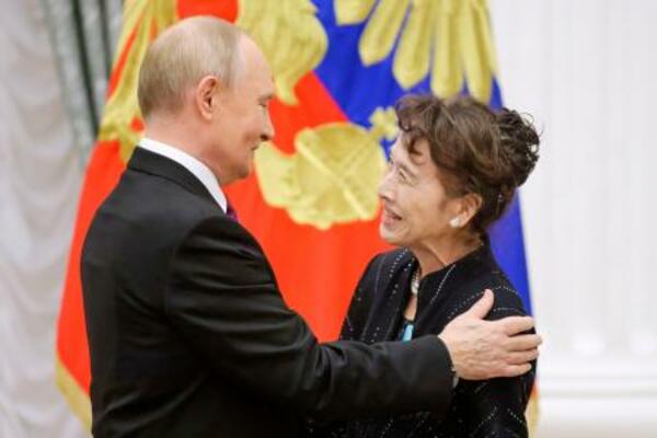 ロシアのプーチン大統領(左)から「プーシキン・メダル」を贈られた俳優の栗原小巻さん=4日、モスクワ(タス=共同)