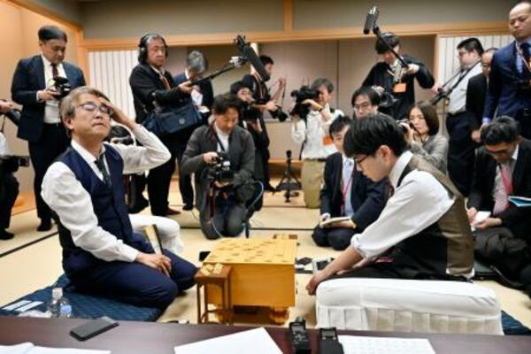 　第９７期棋聖戦挑戦者決定戦で羽生善治九段（左）を破った服部慎一郎七段＝１日夜、東京都渋谷区の将棋会館