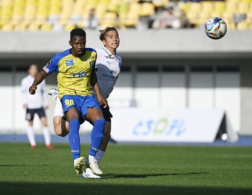 後半８分、栃木ＳＣのＦＷオタボー（左）が３点目のシュートを決める＝カンセキスタジアムとちぎ、森田大地撮影