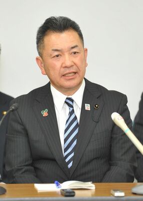 鹿沼市長選への立候補を表明する松井氏＝21日午後４時45分、県庁