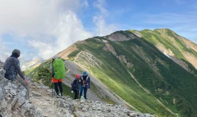 　北アルプス・小蓮華山付近で登山を楽しむ人たち＝８月
