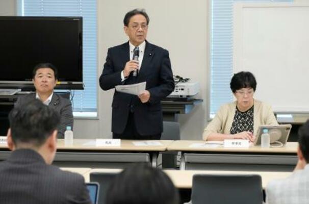 　立憲民主党の全議員懇談会であいさつする水岡代表＝２５日午前、国会