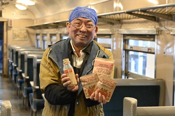 旧客車内で「大正の冷やしコーヒー」と「とちあいかブレンドコーヒー」をＰＲする蒲谷代表