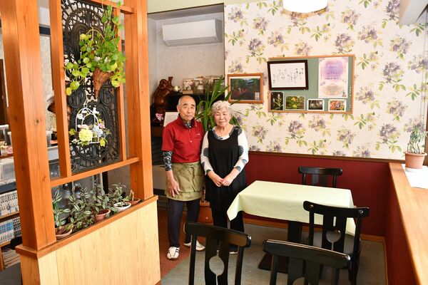 ゆったりとした雰囲気の店内に立つ豊子さん（右）と弘之さん