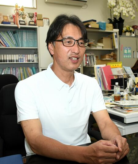 インタビューに応じる渡邉社長＝５月、渡邉酒造