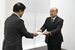 濱口教育長（左）に提言書を手渡す金井会長