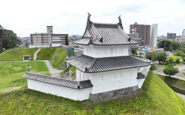 修繕工事が終わってお目見えした真っ白な外壁の清明台＝１日正午、宇都宮市本丸町、ドローンから