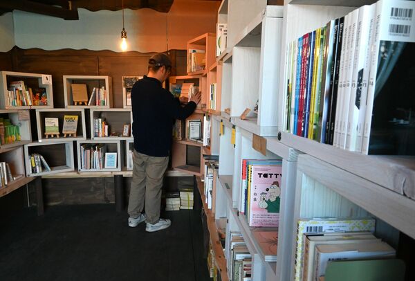 個性豊かな棚が並ぶ「ちえのき」