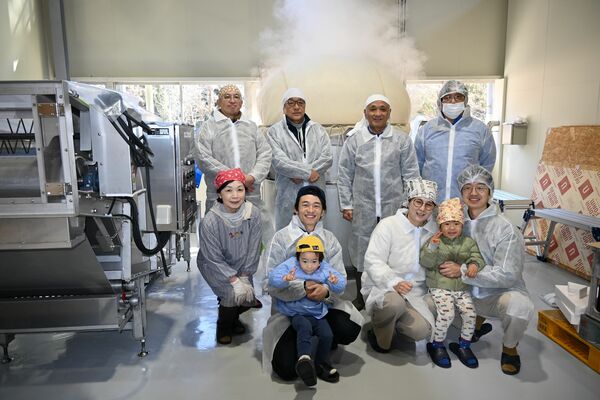 酒造り体験に参加した下野新聞社の社員ら＝１月１１日、鹿沼市上粕尾