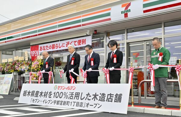 店舗前でテープカットする福田知事（左から２人目）とセブン－イレブン・ジャパンの阿久津社長（中央）ら＝11日午後２時15分、宇都宮市新町１丁目