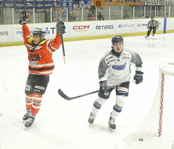 第１ピリオド33秒、バックスのＦＷ清水（左）が先制ゴールを決めて両手を掲げる＝日光霧降アイスアリーナ、森田大地撮影