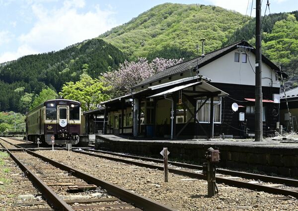 プラットホームから望む足尾駅舎。のどかな山間に往時の姿を残す