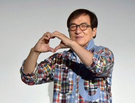 　「ベスト・キッド　レジェンズ」の舞台あいさつで写真に納まるジャッキー・チェン＝東京都千代田区