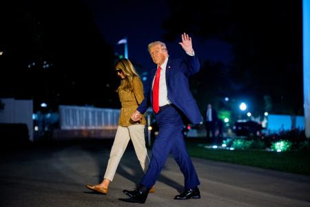 　英国訪問を終え、米ホワイトハウスに到着したトランプ大統領（右）と妻メラニアさん＝１８日（ゲッティ＝共同）
