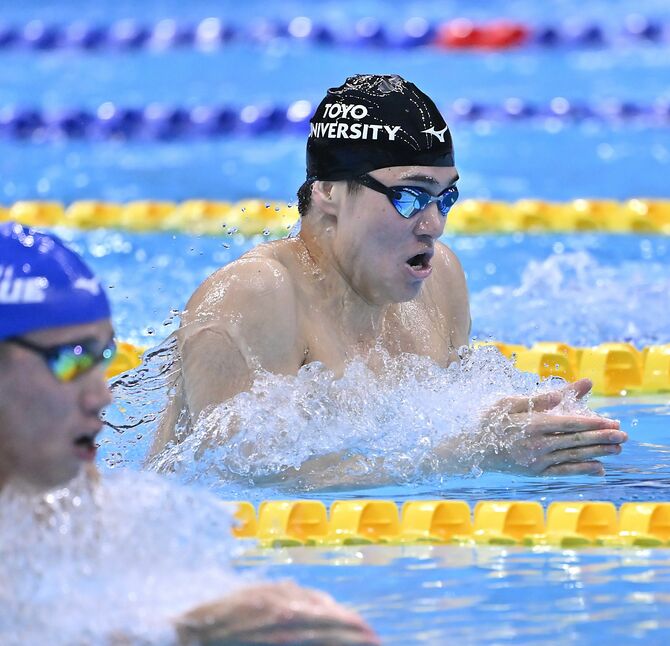 男子４００メートル個人メドレー決勝　５位に終わった松下（東洋大）の平泳ぎ＝東京アクアティクスセンター、加藤竜矢撮影