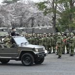 宇都宮駐屯地で観閲行進　模擬戦闘も披露　創立74周年記念行事に5200…